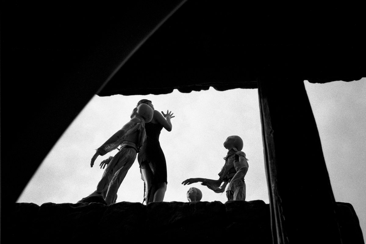 Aliens around a statue at a theme park. Bostancı.